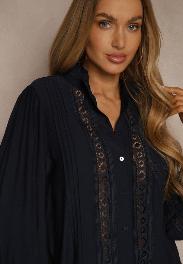 Renee - Granatowa Koszula ze Stójką i Koronką Phaeninca. Okazja: na co dzień. Typ kołnierza: kołnierzyk stójkowy. Kolor: niebieski. Materiał: koronka. Wzór: koronka. Styl: casual, elegancki