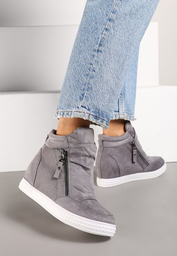 Renee - Szare Sneakersy na Koturnie Ozdobione Suwakiem Lilianis. Okazja: na co dzień. Kolor: szary. Materiał: jeans. Szerokość cholewki: normalna. Wzór: aplikacja. Obcas: na koturnie
