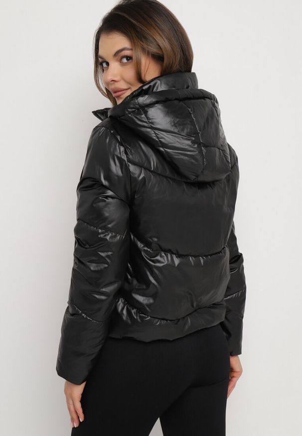 Born2be - Czarna Pikowana Kurtka z Kapturem i Ściągaczem w Talii Atirim. Typ kołnierza: kaptur. Kolor: czarny. Styl: elegancki