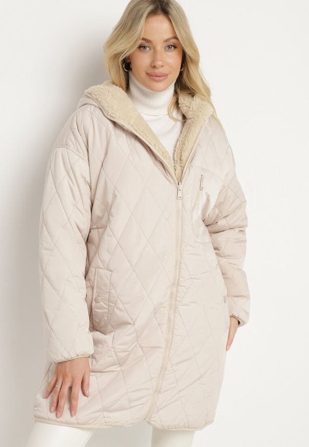 Born2be - Jasnobeżowa Dwustronna Kurtka z Pikowaniem i Futrem o Prostym Kroju z Kapturem Emiriselle. Okazja: na co dzień, do pracy. Typ kołnierza: kaptur. Kolor: beżowy. Materiał: futro. Styl: klasyczny, casual, elegancki