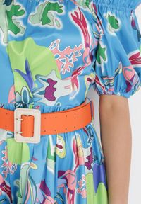 Born2be - Niebieska Sukienka Satynowa Theophanthe. Okazja: na ślub cywilny, na wesele. Typ kołnierza: dekolt hiszpanka. Kolor: niebieski. Materiał: satyna. Wzór: aplikacja, kolorowy. Długość: mini #6