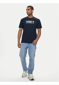 Tommy Jeans T-Shirt DNA Flag DM0DM18533 Granatowy Regular Fit. Kolor: niebieski. Materiał: bawełna