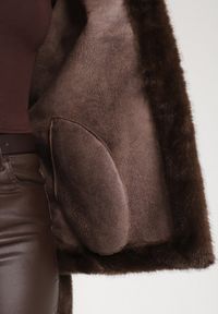 Born2be - Brązowa Kurtka Futerko z Kapturem i Wiązanym Paskiem Zetara. Okazja: na spacer, na co dzień. Typ kołnierza: kaptur. Kolor: brązowy. Materiał: futro. Styl: casual, klasyczny #5