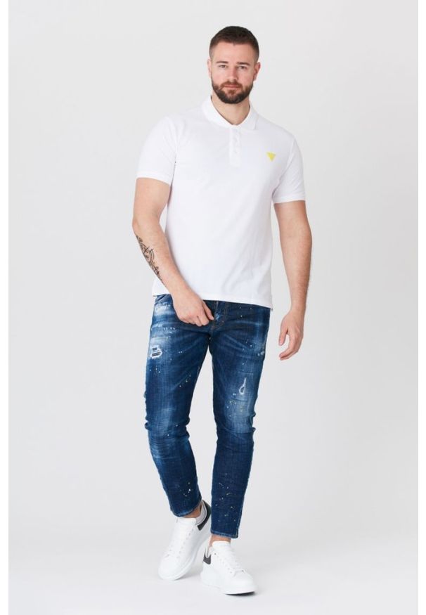 Guess - GUESS Biała męska koszulka polo z żółtym logo, Rozmiar L. Typ kołnierza: polo. Kolor: biały. Materiał: prążkowany. Długość rękawa: krótki rękaw. Wzór: aplikacja