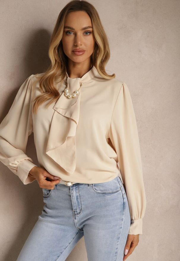 Renee - Beżowa Bluzka z Ozdobnymi Perełkami i Falbaną Mirretis. Okazja: na co dzień, na spotkanie biznesowe. Kolor: beżowy. Materiał: jeans. Wzór: aplikacja. Styl: biznesowy, casual