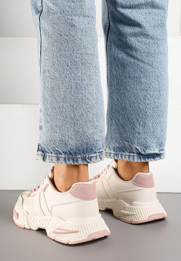 Renee - Beżowo-Różowe Sneakersy w Streetwearowym Stylu z Ozdobnymi Przeszyciami Isallena. Okazja: na co dzień. Zapięcie: sznurówki. Kolor: beżowy