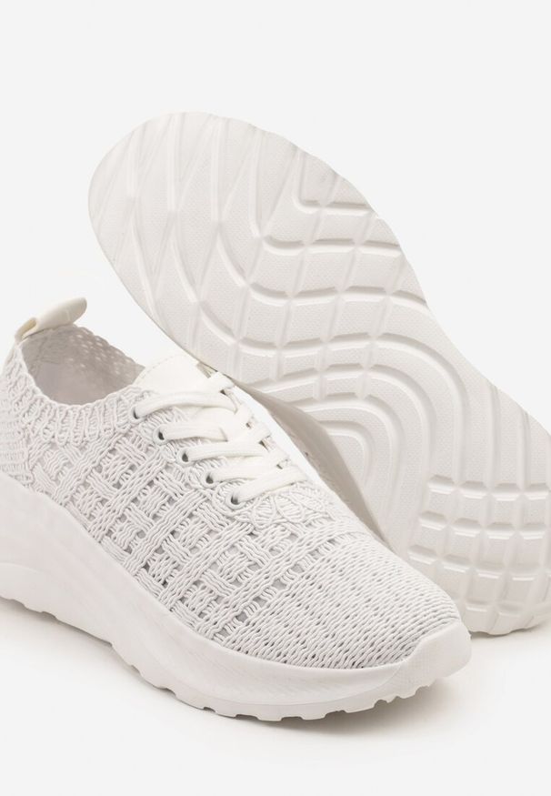 Renee - Białe Siateczkowe Sneakersy Loreldi. Okazja: na co dzień. Kolor: biały. Materiał: jeans