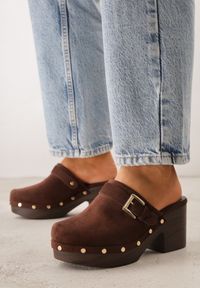 Born2be - Ciemnobrązowe Klapki Chodaki na Słupku z Imitacji Drewna Zdobione Nitami i Sprzączką Salona. Okazja: na co dzień. Kolor: brązowy. Materiał: zamsz. Wzór: aplikacja. Sezon: lato. Obcas: na słupku. Styl: boho, wakacyjny, casual, klasyczny. Wysokość obcasa: średni #1