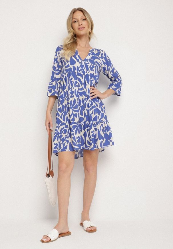 Born2be - Niebieska Wiskozowa Rozkloszowana Sukienka z Abstrakcyjnym Wzorem Liracalia. Okazja: na co dzień. Kolor: niebieski. Materiał: wiskoza. Styl: elegancki, casual