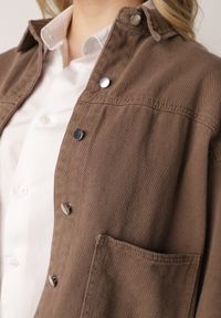 Born2be - Brązowa Bawełniana Kurtka Jeansowa o Koszulowym Kroju z Kieszeniami Senryss. Okazja: na co dzień. Kolor: brązowy. Materiał: jeans, bawełna. Styl: casual #4