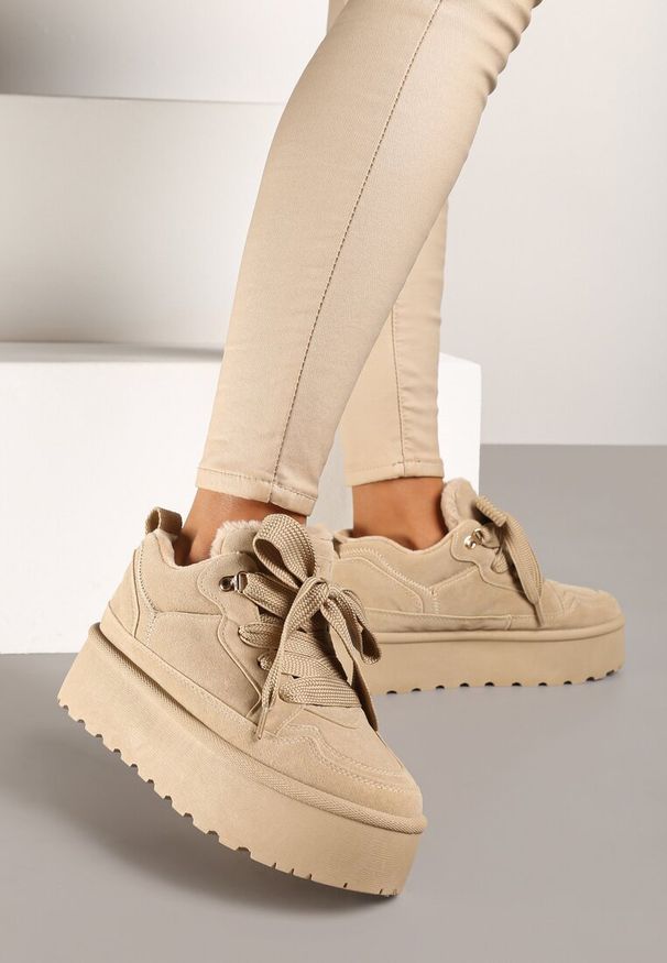 Born2be - Ciemnobeżowe Sneakersy Vices na Platformie z Ozdobnym Futerkiem Nalirea. Okazja: na co dzień. Zapięcie: sznurówki. Kolor: beżowy. Materiał: futro. Sezon: zima. Obcas: na platformie