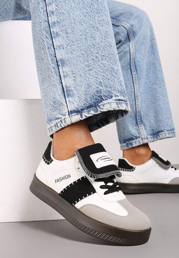 Renee - Biało-Czarne Sneakersy na Platformie z Kontrastującymi Detalami i Wywiniętym Językiem Amirila. Okazja: na co dzień. Nosek buta: okrągły. Zapięcie: sznurówki. Kolor: biały. Materiał: jeans, materiał. Obcas: na platformie. Wysokość obcasa: niski