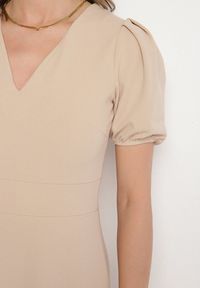 Born2be - Jasnobeżowa Sukienka Rozkloszowana z Trójkątnym Dekoltem Efralinae. Okazja: na imprezę, na spacer. Kolor: beżowy. Sezon: lato. Typ sukienki: rozkloszowane. Styl: elegancki, klasyczny #4