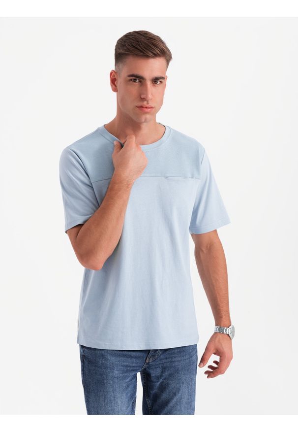 Ombre Clothing - Męski t-shirt LOOSE FIT z kieszonką – błękitny V4 OM-TSCT-0171 - XXL. Okazja: na co dzień. Kolor: niebieski. Materiał: bawełna, prążkowany. Wzór: aplikacja. Styl: klasyczny, casual