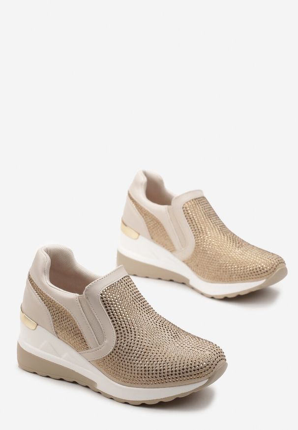 Born2be - Beżowe Wsuwane Sneakersy na Koturnie Ozdobione Cyrkoniami Leavir. Zapięcie: bez zapięcia. Kolor: beżowy. Szerokość cholewki: normalna. Wzór: aplikacja. Obcas: na koturnie
