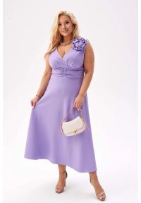 Moda Size Plus Iwanek - Elegancka sukienka Anna na wesele w lawendowym kolorze PLUS SIZE XXL. Okazja: na wesele, na ślub cywilny. Typ kołnierza: dekolt kopertowy. Kolekcja: plus size. Kolor: fioletowy. Wzór: aplikacja, kwiaty. Typ sukienki: dla puszystych. Materiał: tkanina, elastan, poliester. Styl: elegancki. Długość: midi