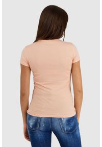 Guess - GUESS Brzoskwiniowy t-shirt damski z logo z liśćmi i cyrkoniami. Typ kołnierza: dekolt w serek. Kolor: pomarańczowy. Materiał: bawełna. Wzór: kwiaty #3