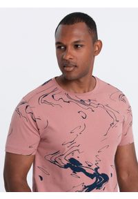 Ombre Clothing - T-shirt męski bawełniany z abstrakcyjnym printem – różowy V5. Kolor: różowy. Materiał: bawełna. Wzór: nadruk. Sezon: lato. Styl: klasyczny #1