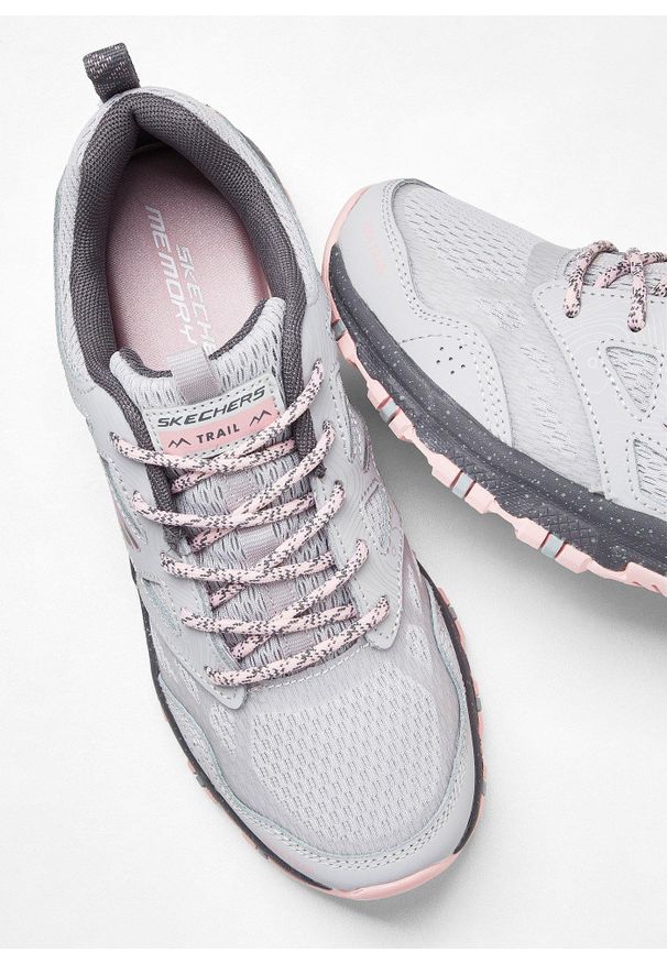 bonprix - Buty trekkingowe Skechers z pianką memory, hydrofobowe. Kolor: szary. Wzór: aplikacja