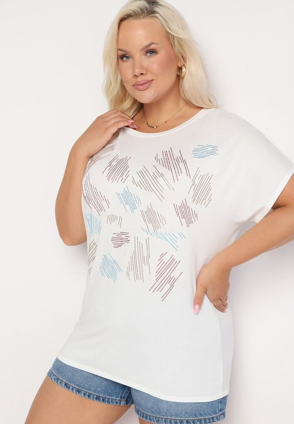 Born2be - Biały Klasyczny Bawełniany T-shirt Ozdobiony Cyrkoniami Christara. Kolor: biały. Materiał: bawełna. Wzór: aplikacja. Sezon: lato. Styl: klasyczny