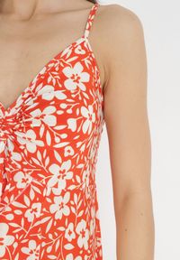 Born2be - Pomarańczowa Asymetryczna Sukienka Maxi na Regulowanych Ramiączkach w Kwiaty Dalit. Typ kołnierza: kołnierz z falbankami. Kolor: pomarańczowy. Długość rękawa: na ramiączkach. Wzór: kwiaty. Sezon: wiosna, lato. Typ sukienki: asymetryczne. Długość: maxi #2