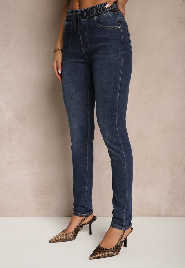 Renee - Granatowe Jeansy o Fasonie Slim z Bawełną ze Sznurkiem i Gumką w Talii Jalione. Okazja: na co dzień, na spacer. Kolor: niebieski. Wzór: aplikacja. Styl: elegancki, casual