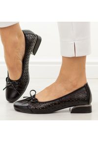 Czarne ażurowe czółenka damskie na obcasie M.Daszyński Sa285-2. Okazja: na co dzień. Nosek buta: okrągły. Kolor: czarny. Szerokość cholewki: normalna. Wzór: ażurowy. Materiał: skóra. Sezon: wiosna, lato. Obcas: na obcasie. Styl: casual, elegancki, klasyczny, wizytowy. Wysokość obcasa: niski #1