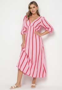 Born2be - Różowo-Pomarańczowa Taliowana Sukienka z Bawełny z Motywem Pasków Rivettes. Okazja: na co dzień, do pracy. Typ kołnierza: dekolt w kształcie V. Kolor: różowy. Materiał: bawełna. Wzór: aplikacja. Typ sukienki: proste. Styl: klasyczny, casual, elegancki #1