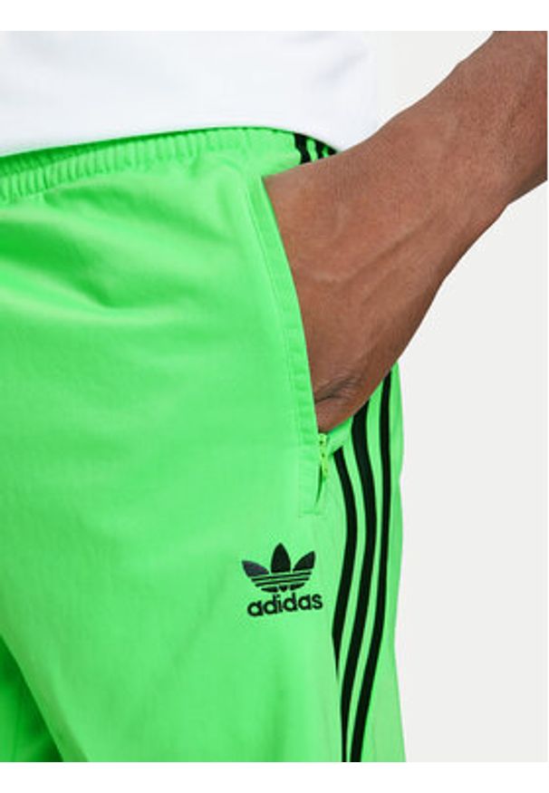 Adidas - adidas Szorty sportowe adicolor Firebird JY1340 Zielony Regular Fit. Kolor: zielony. Materiał: syntetyk. Styl: sportowy