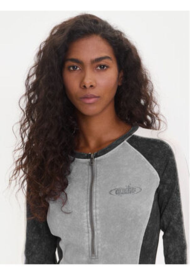 Guess Sukienka codzienna W5YK79 K1D80 Szary Regular Fit. Okazja: na co dzień. Kolor: szary. Materiał: bawełna. Typ sukienki: proste. Styl: casual