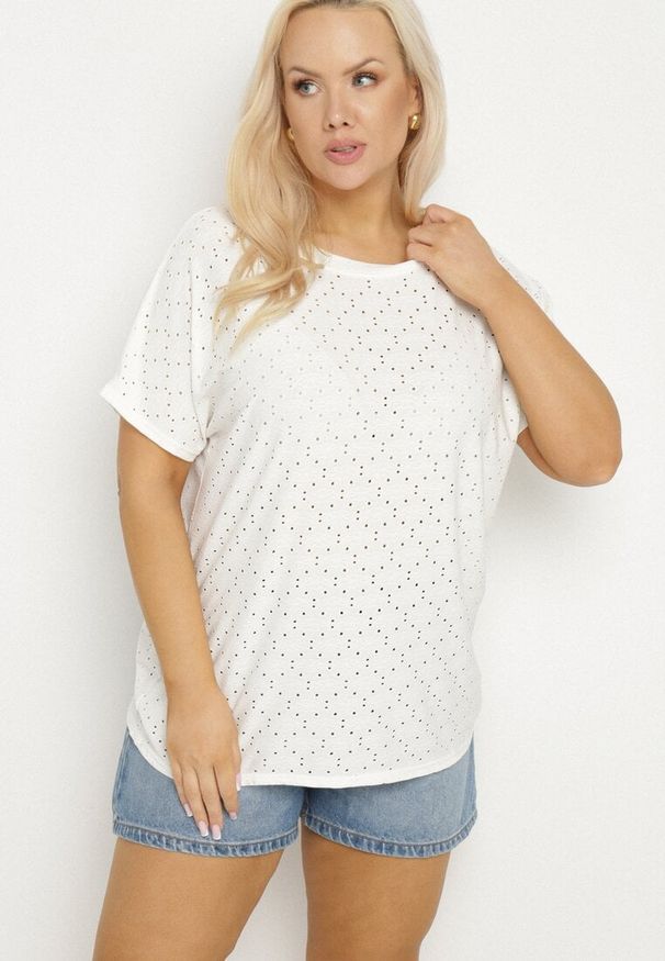 Born2be - Biały T-shirt z Bawełną i Ażurowym Wzorem Puzira. Okazja: na co dzień. Kolor: biały. Materiał: bawełna. Wzór: ażurowy. Styl: klasyczny, elegancki, casual