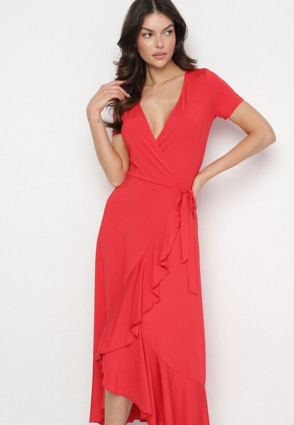 Born2be - Czerwona Sukienka z Paskiem Kopertowa Ozdobiona Falbanami Wleffia. Okazja: na spacer. Typ kołnierza: dekolt w kształcie V. Kolor: czerwony. Długość rękawa: krótki rękaw. Wzór: aplikacja. Sezon: wiosna, lato. Typ sukienki: kopertowe. Styl: elegancki