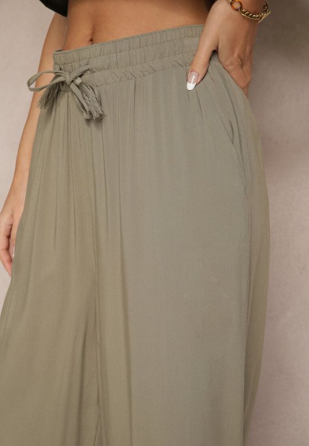 Renee - Ciemnozielone Szerokie Spodnie z Wiskozy ze Sznurkiem Natisetia. Okazja: na co dzień. Kolor: zielony. Materiał: wiskoza. Styl: casual, elegancki