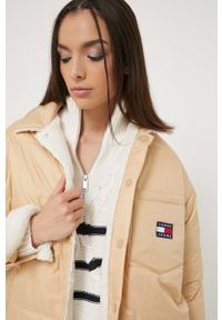 Tommy Jeans kurtka dwustronna damska kolor beżowy przejściowa oversize. Kolor: beżowy. Materiał: poliester #4