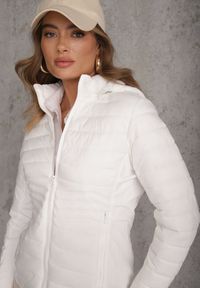 Renee - Biała Przejściowa Kurtka z Pikowaniem Elastycznymi Wstawkami i Kapturem Fezilina. Okazja: na co dzień. Kolor: biały. Materiał: jeans, nylon. Styl: casual, sportowy #2