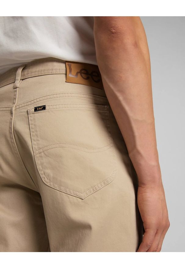 Lee - LEE EDEN MĘSKIE SPODNIE MATERIAŁOWE SERVICE SAND L70FLD10 112118624. Materiał: materiał