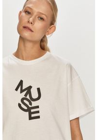 Dash My Buttons - T-shirt Muse. Okazja: na co dzień. Kolor: biały. Wzór: nadruk. Styl: casual #3