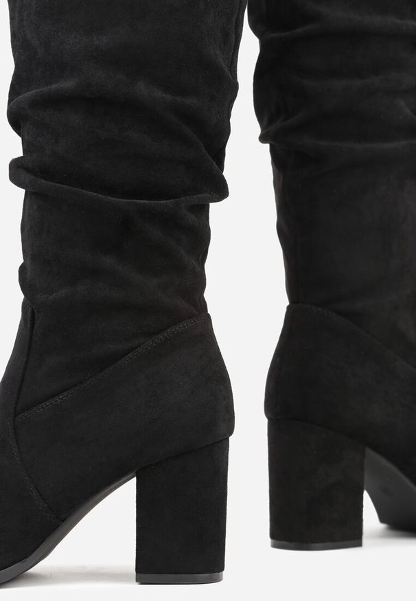 Born2be - Czarne Marszczone Kozaki z Imitacji Zamszu na Słupku Rasinessa. Okazja: na co dzień, na spotkanie biznesowe, do pracy. Kolor: czarny. Materiał: zamsz. Obcas: na słupku. Styl: casual, biznesowy, elegancki, klasyczny