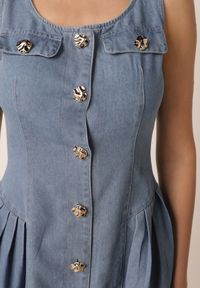 Born2be - Niebieska Jeansowa Sukienka z Bawełny o Rozkloszowanym Kroju z Guzikami Haideusa. Okazja: na spacer, na co dzień. Kolor: niebieski. Materiał: jeans, bawełna. Sezon: lato. Typ sukienki: proste, rozkloszowane. Styl: casual, klasyczny #3