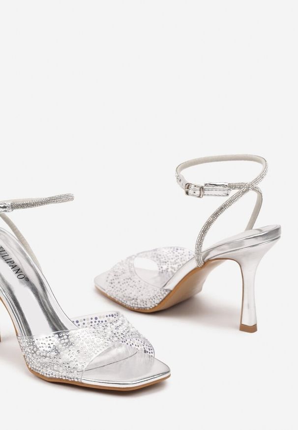 Born2be - Srebrne Transparentne Sandały na Szpilce Ozdobione Cyrkoniami Danelira. Okazja: na co dzień. Nosek buta: otwarty. Zapięcie: sprzączka. Kolor: srebrny. Wzór: aplikacja. Materiał: jeans. Obcas: na szpilce. Styl: elegancki, klasyczny, casual, wizytowy. Wysokość obcasa: średni