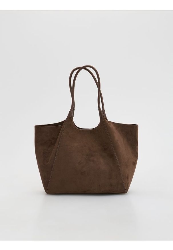 Reserved - Torebka shopper z imitacji zamszu - ciemnobrązowy. Kolor: brązowy. Materiał: zamszowe