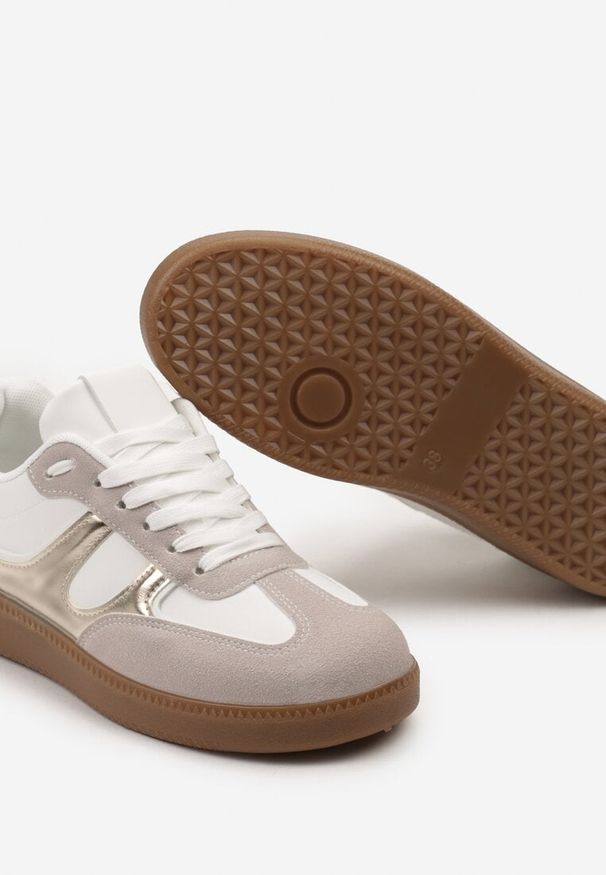 Renee - Biało-Złote Sneakersy w Stylu Kultowych Tenisówek z Kauczukową Podeszwą Poseiama. Okazja: na co dzień. Zapięcie: sznurówki. Kolor: biały. Materiał: kauczuk