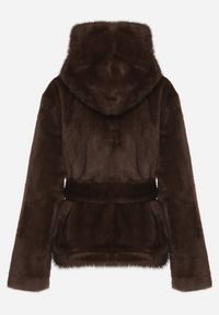 Born2be - Brązowa Kurtka Futerko z Kapturem i Wiązanym Paskiem Zetara. Okazja: na spacer, na co dzień. Typ kołnierza: kaptur. Kolor: brązowy. Materiał: futro. Styl: casual, klasyczny #2