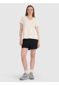 4f - 4F T-shirt oversize gładki damski - biały XS. Okazja: na co dzień. Typ kołnierza: dekolt w serek. Kolor: biały. Materiał: bawełna, jersey, dzianina, tkanina. Długość rękawa: krótki rękaw. Długość: krótkie. Wzór: gładki. Styl: sportowy, klasyczny, casual