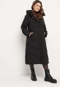 Born2be - Czarna Kurtka Pikowana o Długim Fasonie z Nieodpinanym Kapturem i Kieszeniami Nerilani. Okazja: na spacer, na co dzień. Kolor: czarny. Materiał: skóra. Długość: długie. Sezon: zima. Styl: casual, elegancki #1
