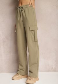 Renee - Zielone Spodnie dresowe z Bawełny z Szerokimi Kieszeniami Cargo Tanelle. Okazja: na co dzień. Stan: podwyższony. Kolor: zielony. Materiał: dresówka, bawełna. Styl: casual #4