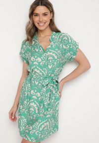 Born2be - Zielona Pudełkowa Sukienka z Wiązaniem w Talii w Abstrakcyjny Wzór Namsioli. Okazja: do pracy. Kolor: zielony. Materiał: jeans #6