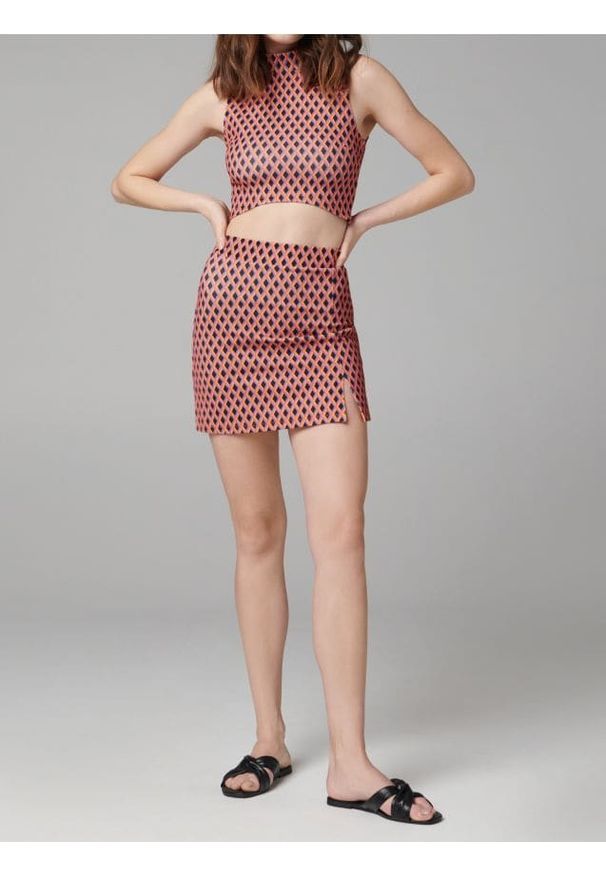 Sinsay - Bluzka bez rękawów z golfem i geometrycznym wzorem - pomarańczowy. Typ kołnierza: golf. Kolor: pomarańczowy. Długość rękawa: bez rękawów. Wzór: geometria