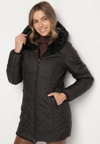 Born2be - Czarna Pikowana Kurtka Dwustronna z Kapturem i Futerkiem Rinaresa. Okazja: na co dzień. Typ kołnierza: kaptur. Kolor: czarny. Materiał: futro. Styl: casual, elegancki #1