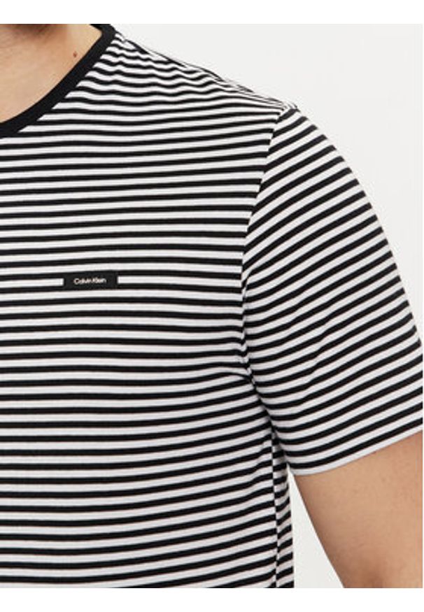 Calvin Klein T-Shirt K10K112520 Czarny Regular Fit. Kolor: czarny. Materiał: bawełna